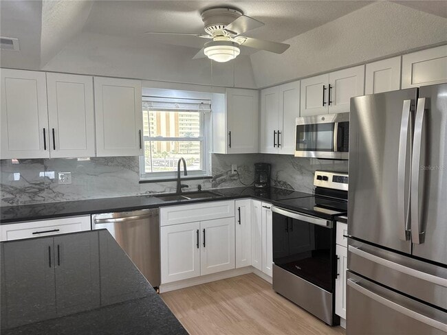 Building Photo - 4725 Cove Cir