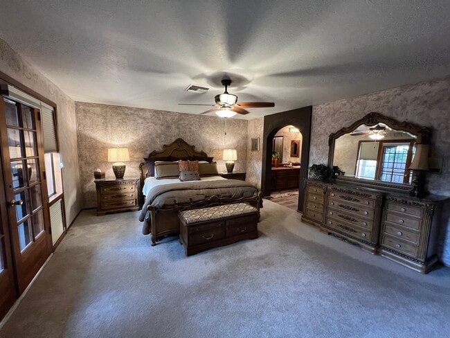 Building Photo - FURNISHED 3 BEDROOM HOME IN TOWN WITH POOL ACCESS!