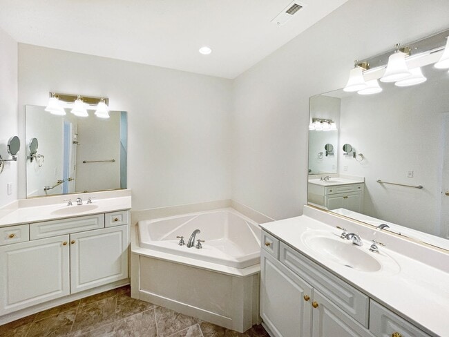 Building Photo - Spacious 3 bedroom/ 2 full bath home in Mi...