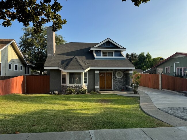 Primary Photo - 512 E Lime Ave