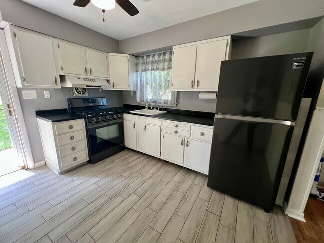 Building Photo - 3-Bedroom Single Family Home in Bristol! A...