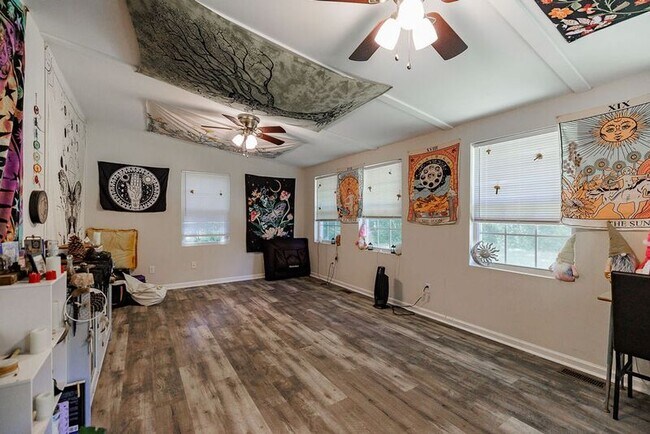 Building Photo - 265 Brentwood Dr