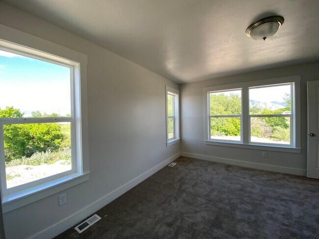 Building Photo - 1403 W Creekside Dr