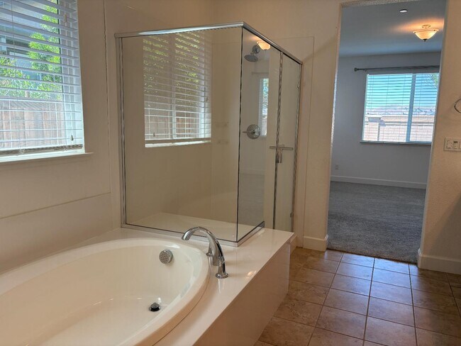 Building Photo - 402 Crimson Cir