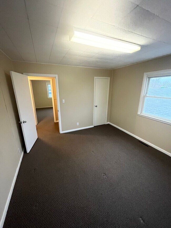 Building Photo - 614 E Streeter Ave