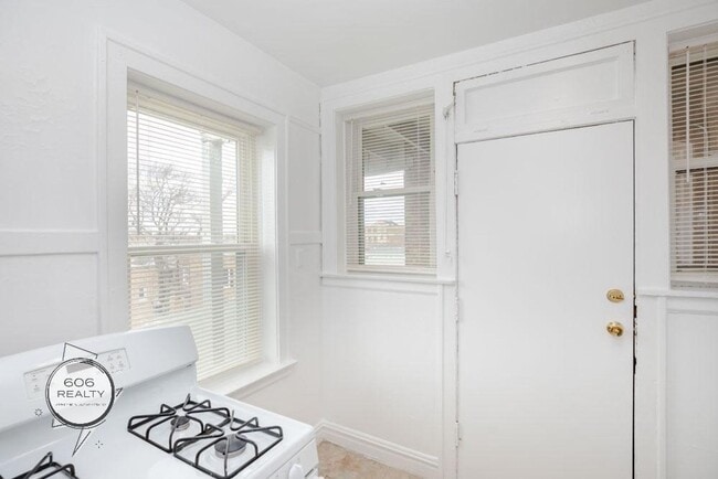 Building Photo - Bright and Sunny Cicero apartments! SPECIAL OFFER!