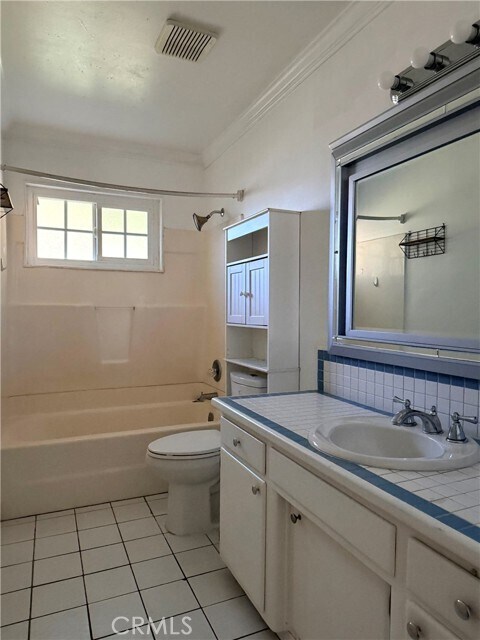 Building Photo - 1701 Victoria Dr