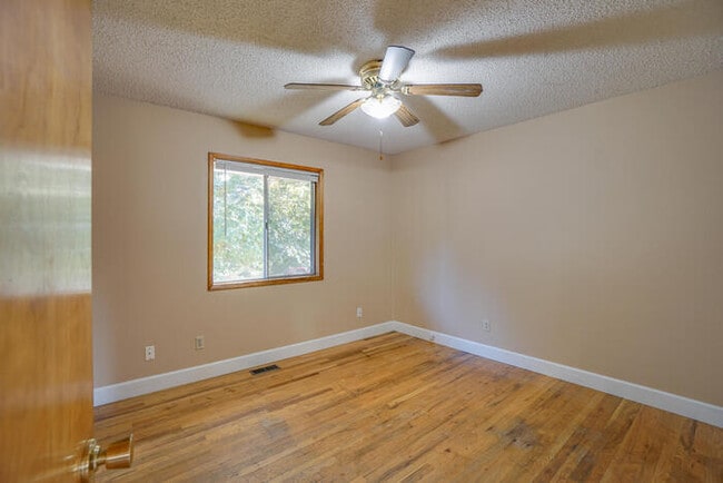 Building Photo - FOUR BEDROOM SPLIT LEVEL IN SALMON CREEK