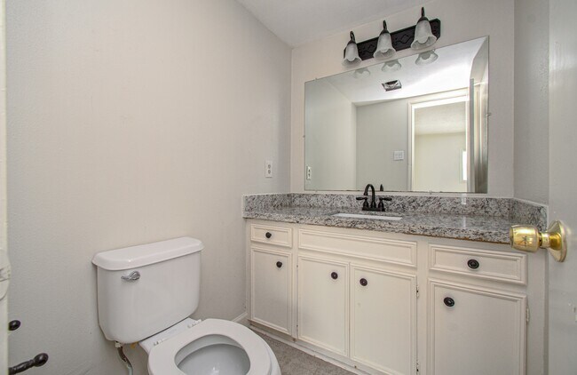 Building Photo - 823 S Ripple Creek Dr