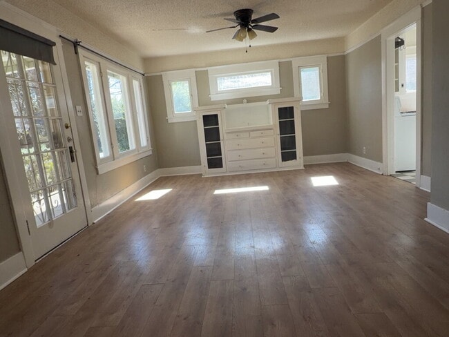 Building Photo - "Charming Riverside Retreat: Cozy 2-Bedroom Home with Modern Comforts!"