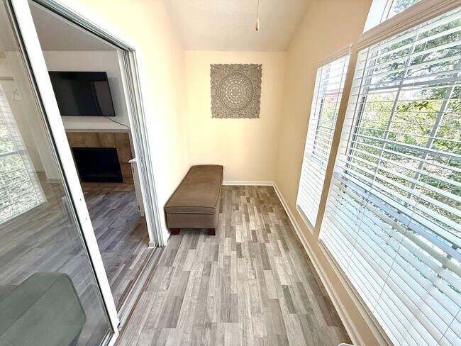 Building Photo - AVAILABLE NOW! 3rd Floor 1 Bedroom / 1 Bat...