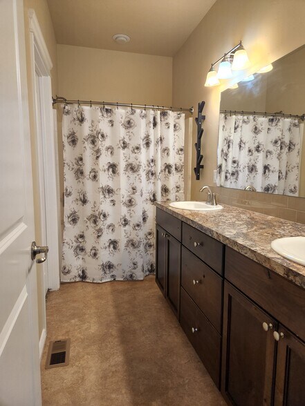 Building Photo - 947 Americana Cir