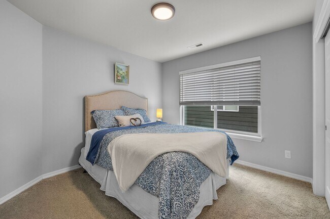 Building Photo - Stunning furnished home located in the des...