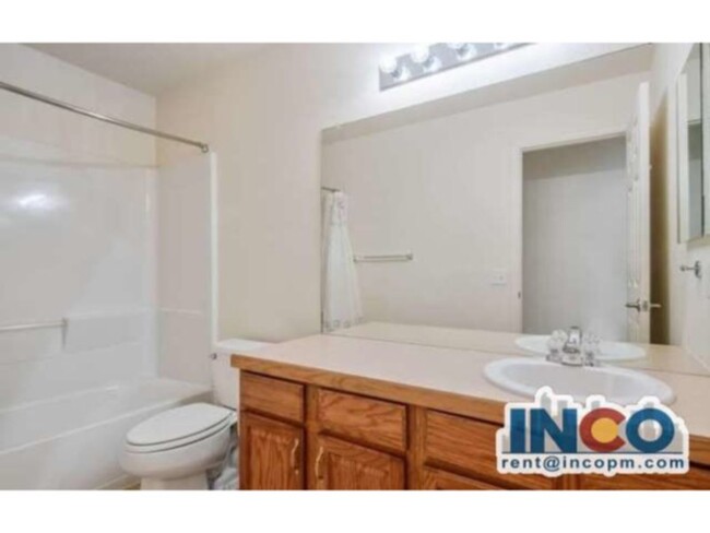 Building Photo - Spacious 3 bed 3 bath Townhome end unit wi...