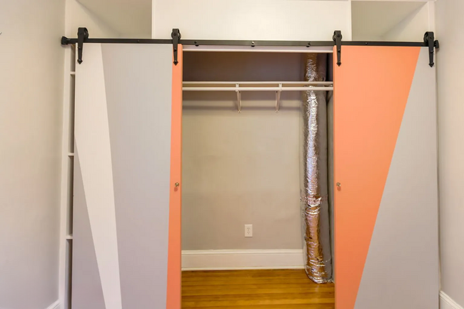 Building Photo - Fully Renovated 3 BR/1.5 BA Apartment in C...