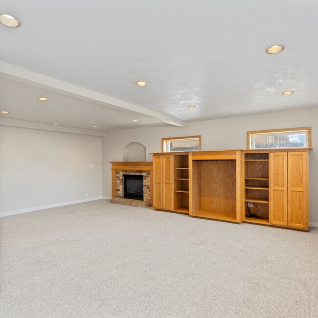 Building Photo - Large Murray 4 Bedroom Home