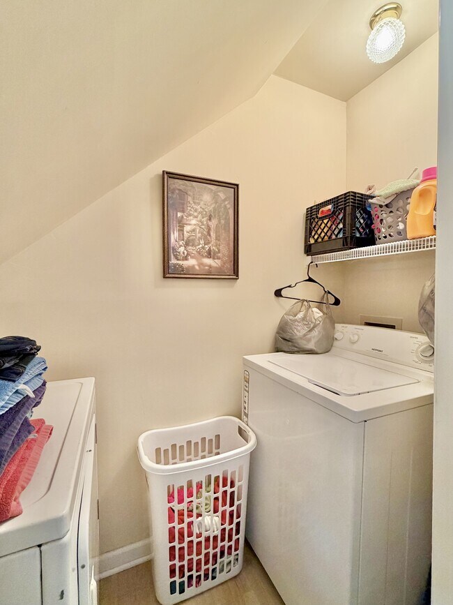 Building Photo - 305 Lake St