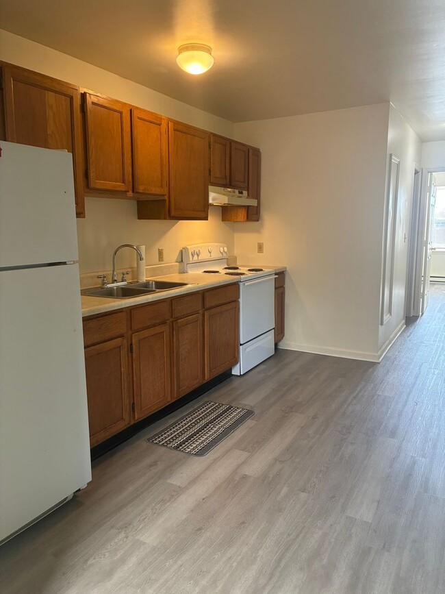 Building Photo - Bright & Spacious 2BR Top-Floor Apartment ...