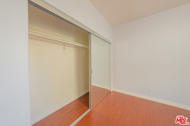 Building Photo - 626 E Orange Grove Ave