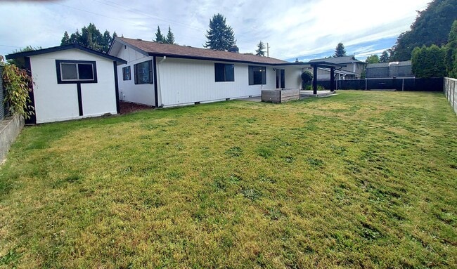 Building Photo - Charming and One of a Kind Three Bedroom