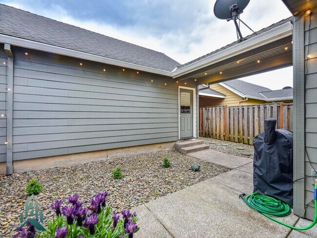 Building Photo - 3511 SE Midvale Dr