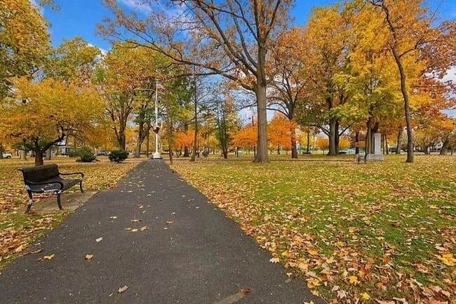 Building Photo - 122 W 39th St