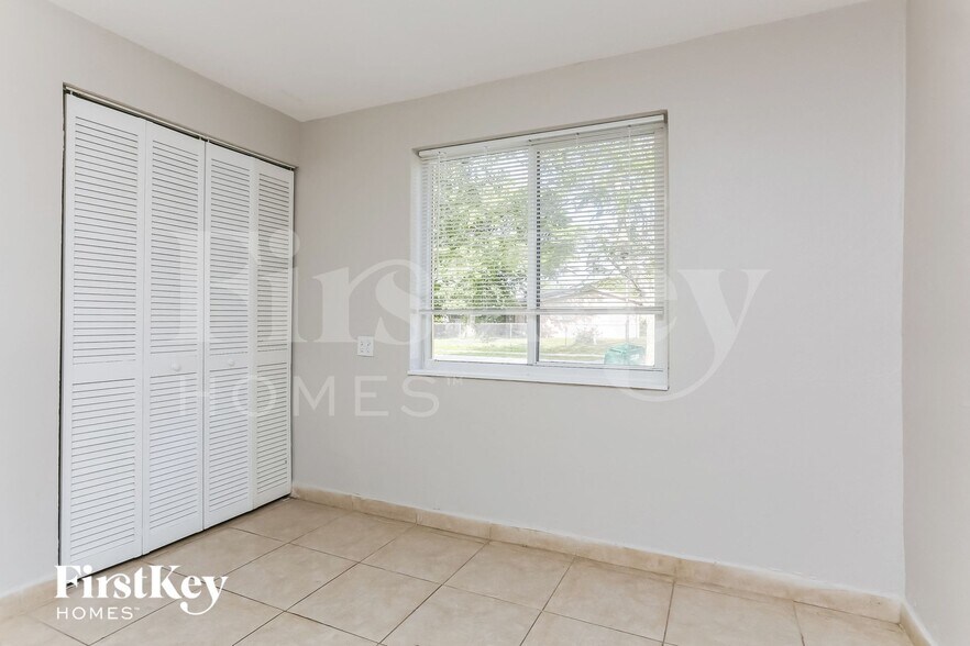 Building Photo - 2230 SW 47th Ave