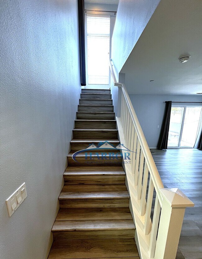 Building Photo - Elegant 3-Story, 4-Bedroom, 3-Bath Condo