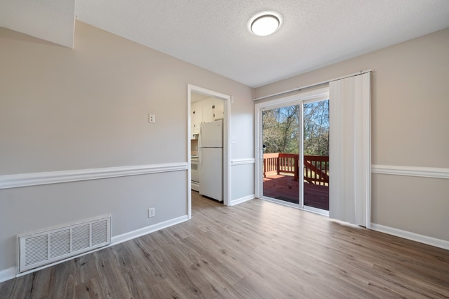 Building Photo - Charming 2-Bedroom townhome!