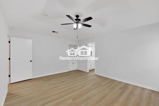 Building Photo - MOVE IN READY COMPLETELY UPDATED - 3BED/2B...