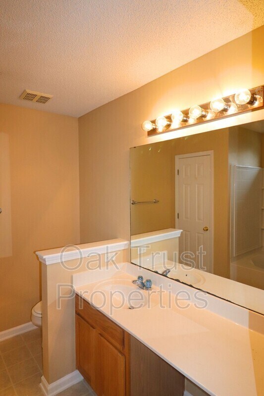 Building Photo - 538 Holiday Dr