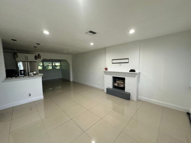 Building Photo - 104 NE 16th Ave