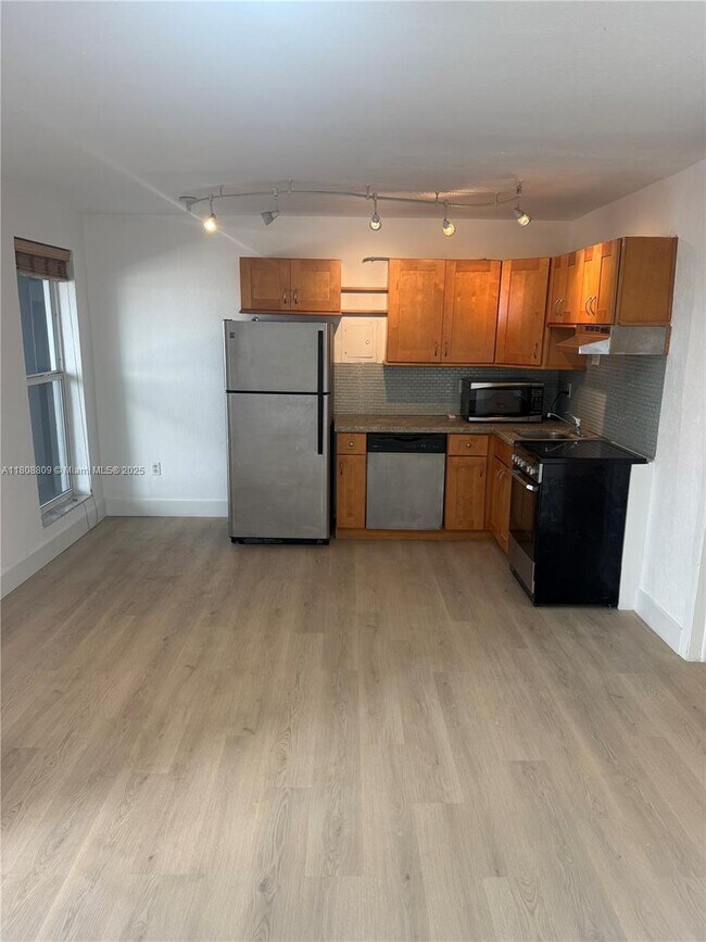 Building Photo - 3071 SW 27th Ave