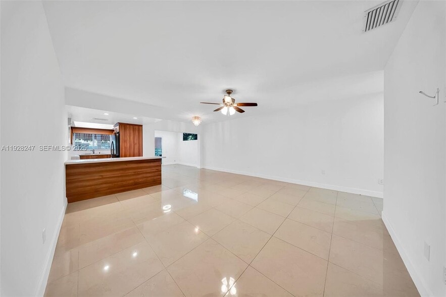 Building Photo - 7417 Twin Sabal Dr