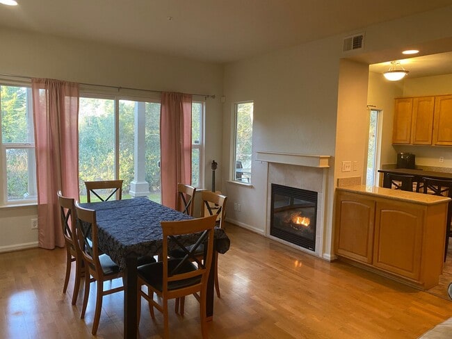 Building Photo - Spacious Ground-Floor 3BD/2BA Condo in Prime Scotts Valley Location