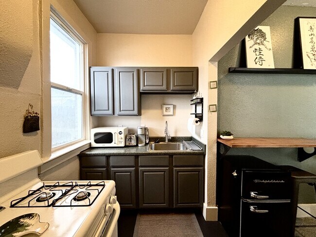 Building Photo - 612 Park St.