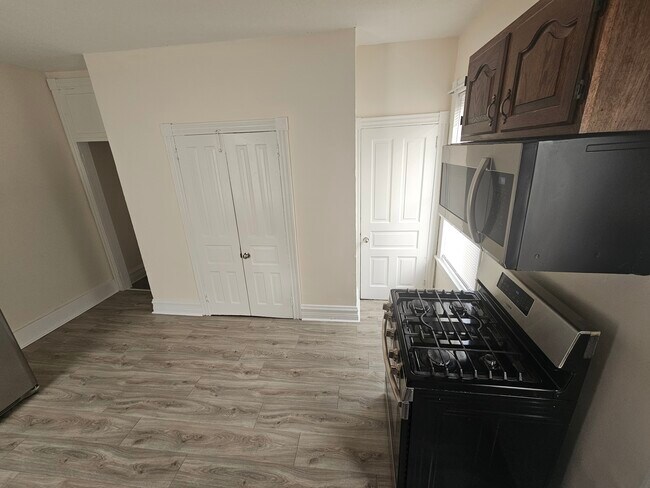 Building Photo - 132 W Douglass St