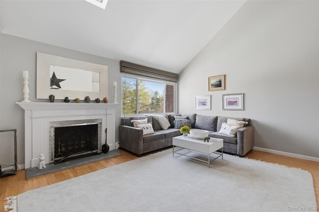 Building Photo - 10 Bayberry Ln