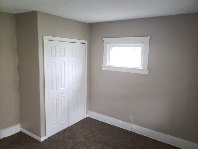 Building Photo - Nice 4 bedroom colonial with covered front...