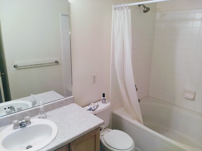 Master Bath (Oversized Tub) - 5016 Prairie Grass Ln
