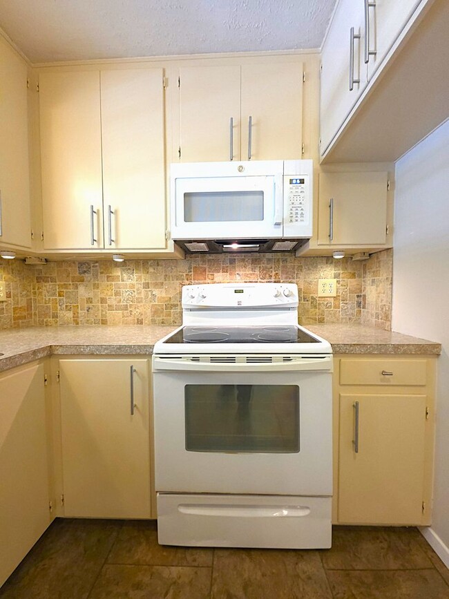 Building Photo - Welcome to this charming 3 bedroom, 2 bath...