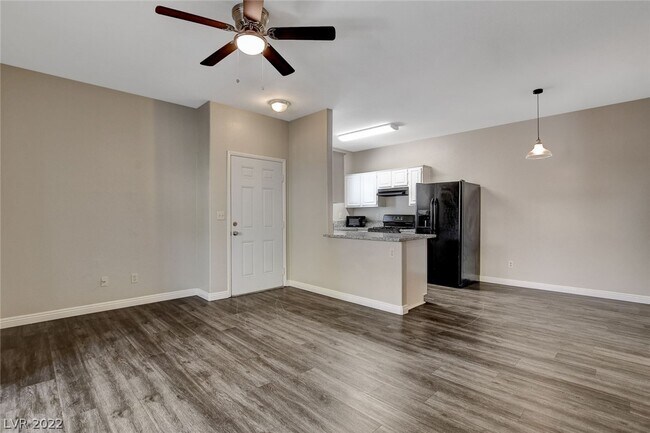 Building Photo - 5650 E Sahara Ave