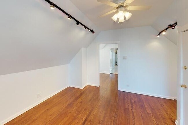 Building Photo - 5709 W Dakin St
