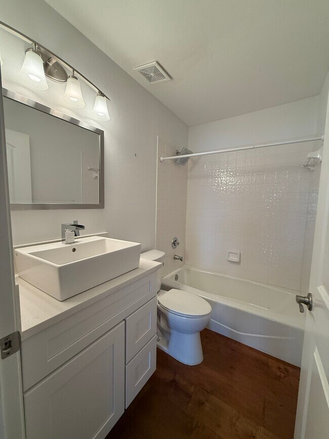 Building Photo - 1070 Sanibel Ct