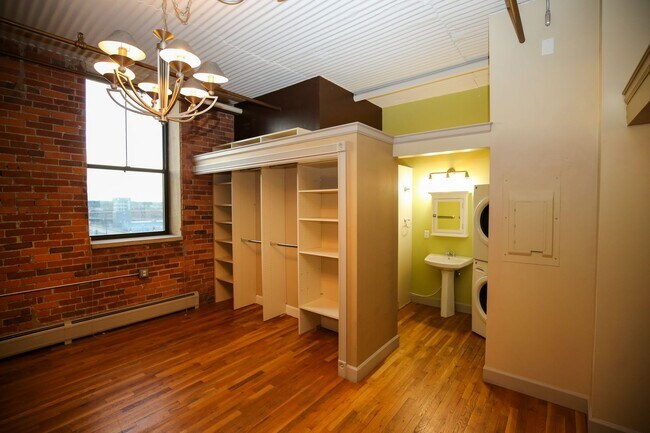 Building Photo - Rustic Charm in the Heart of Downtown Denv...