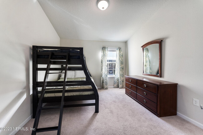 Building Photo - 6867 Roundleaf Dr
