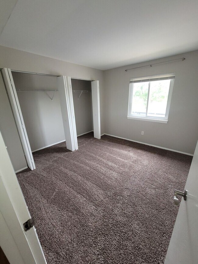 Building Photo - Charming Two-Bedroom Two Bathroom Apartment in Prime Chesterton Location!