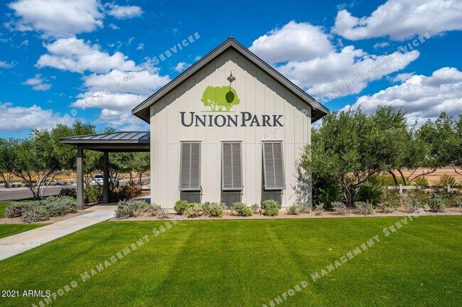 Building Photo - Luxury 3-Bedroom Townhome with Rooftop Dec...