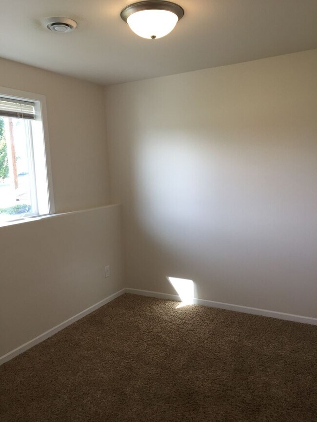 Building Photo - 3 Bed 3 Bath Twin Home