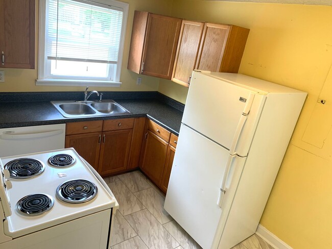Building Photo - The Cutest Cottage in Inglewood!   2 Bedro...